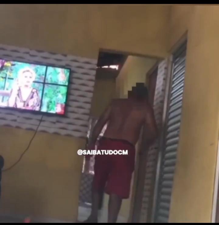 Vídeo flagra pai observando a filha e a neta durante o banho ‬