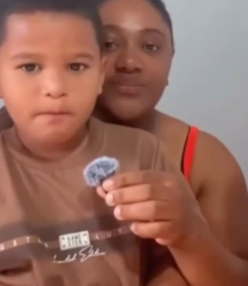 Perigo no Roblox: criança é induzida a desafio com faca por “Robux”