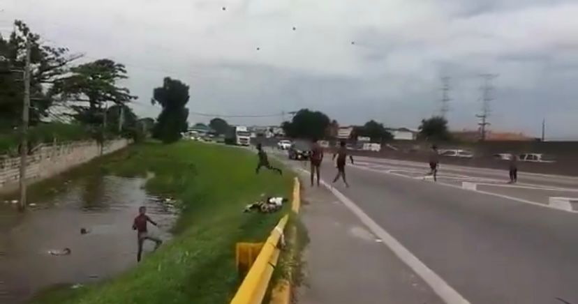 carro atropela criança que pulava em uma poça d’água à beira de uma rodovia no Brasil