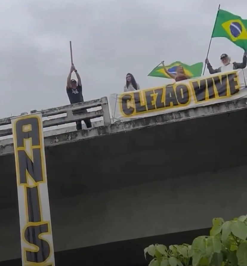 Ato com fogos e faixas marca comemoração em Natal após derrubada de veto no congresso