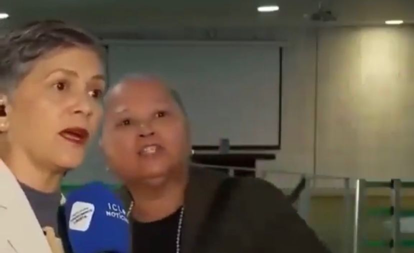Manifestante interrompe transmissão ao vivo na Câmara dos deputados e bate-boca com jornalista