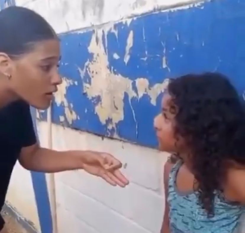 Criança é humilh4d4 e agredida por grupo com apoio de adulta
