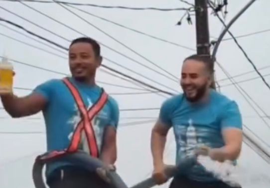 Padre usa carro-pipa para jogar água benta sobre os fiéis em banho de benção em Passa e Fica (RN)
