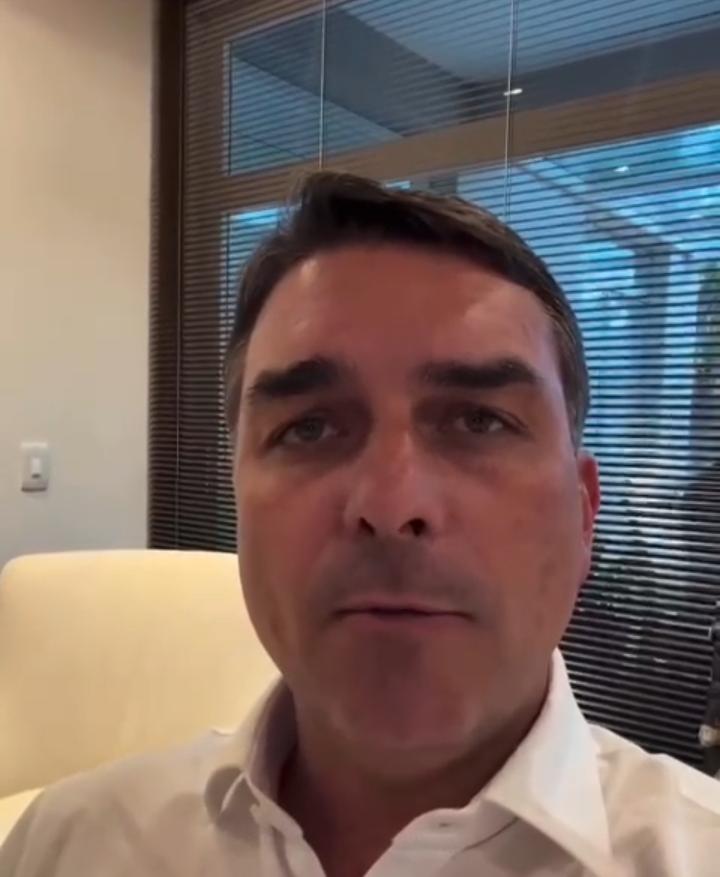 Flávio Bolsonaro se pronuncia