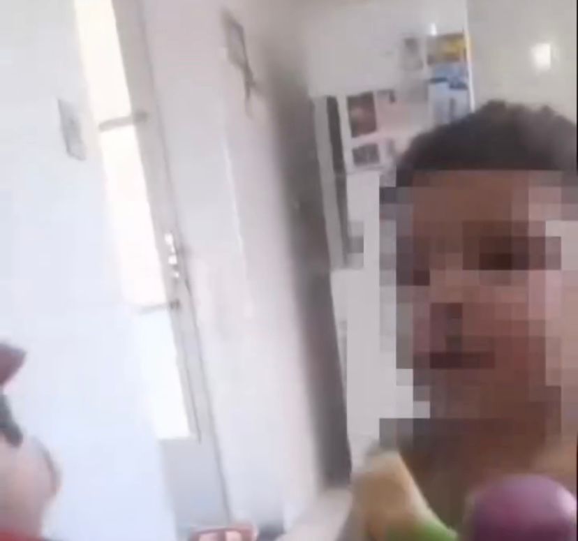 Criança mostra em brinquedo como era tratada por sua professora