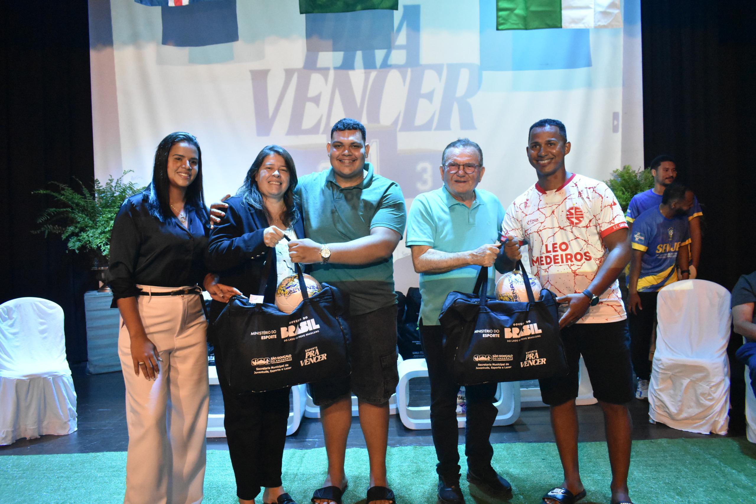 Dez anos depois, atletas de São Gonçalo voltam a receber kits esportivos