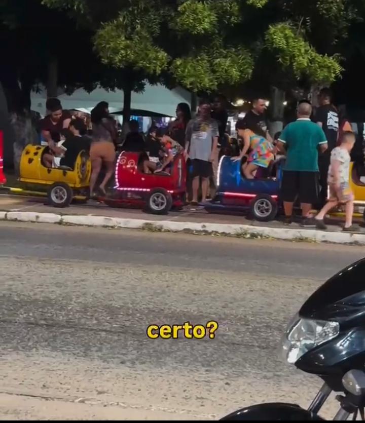 Senhor monta trenzinho artesanal e faz sucesso com crianças em Extremoz