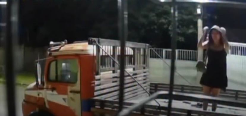 Mulher vive momento de pânico ao tentar se esconder de dois homens