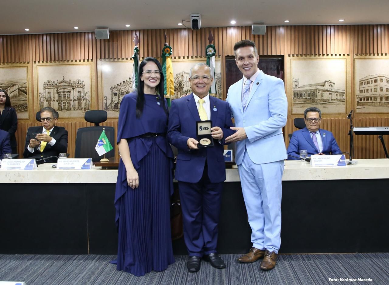 O Presidente Eriko Jácome é vereadora Camila Araújo realizam sessão solene em homenagem aos 108 anos da ladern