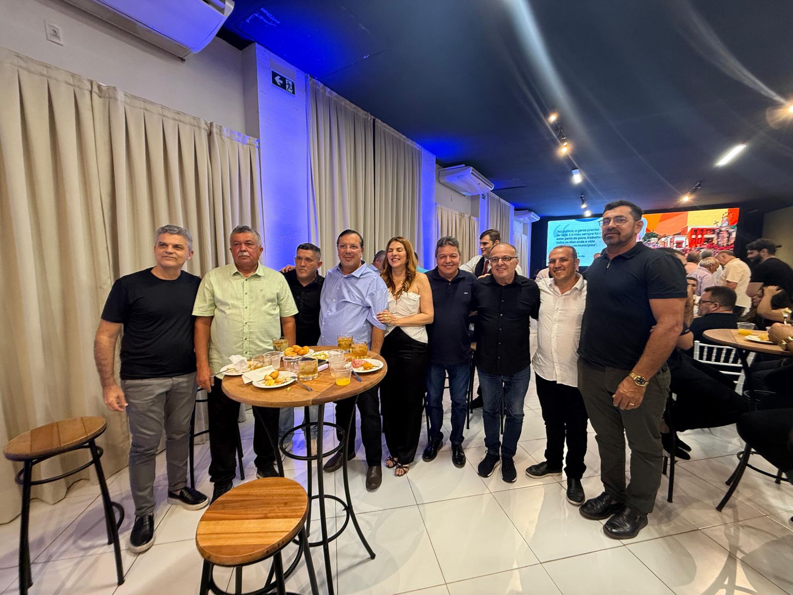 Nina Souza recebe apoio de Tomba e grupo político durante festejos de Santa Rita em Santa Cruz