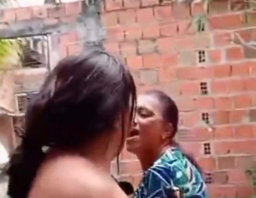 Mulher bate na própria mãe no interior da Bahia e vídeo viraliza