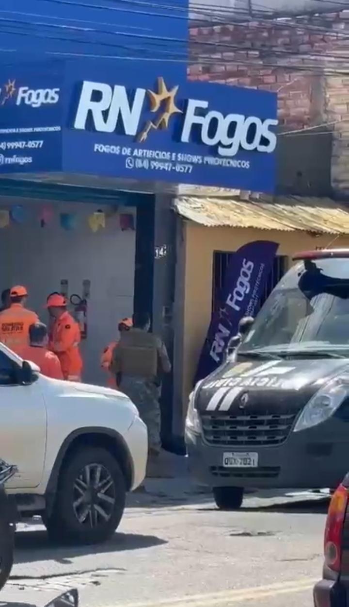 Bombeiros e Polícia Civil realizam ação em empresa no Alecrim, em Natal