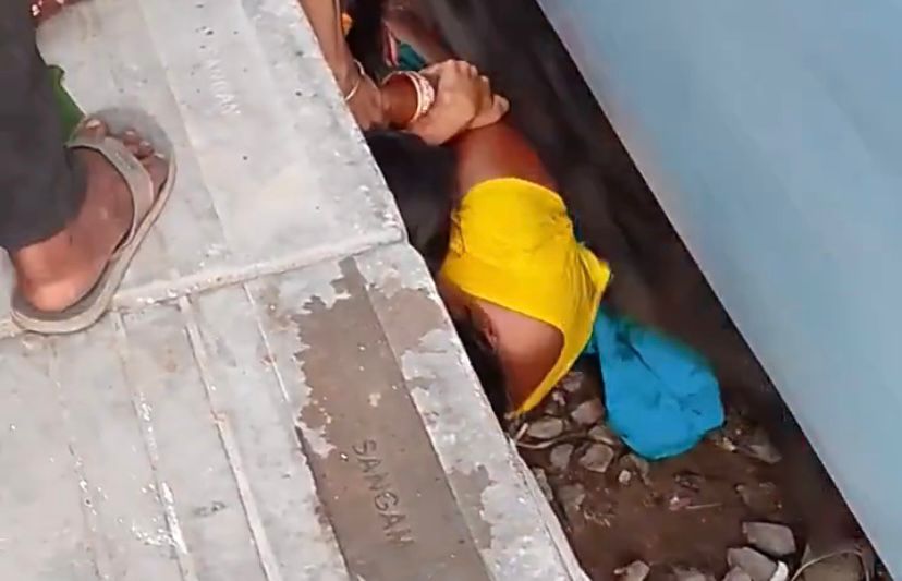 Mãe salva vida de filha em estação ferroviária