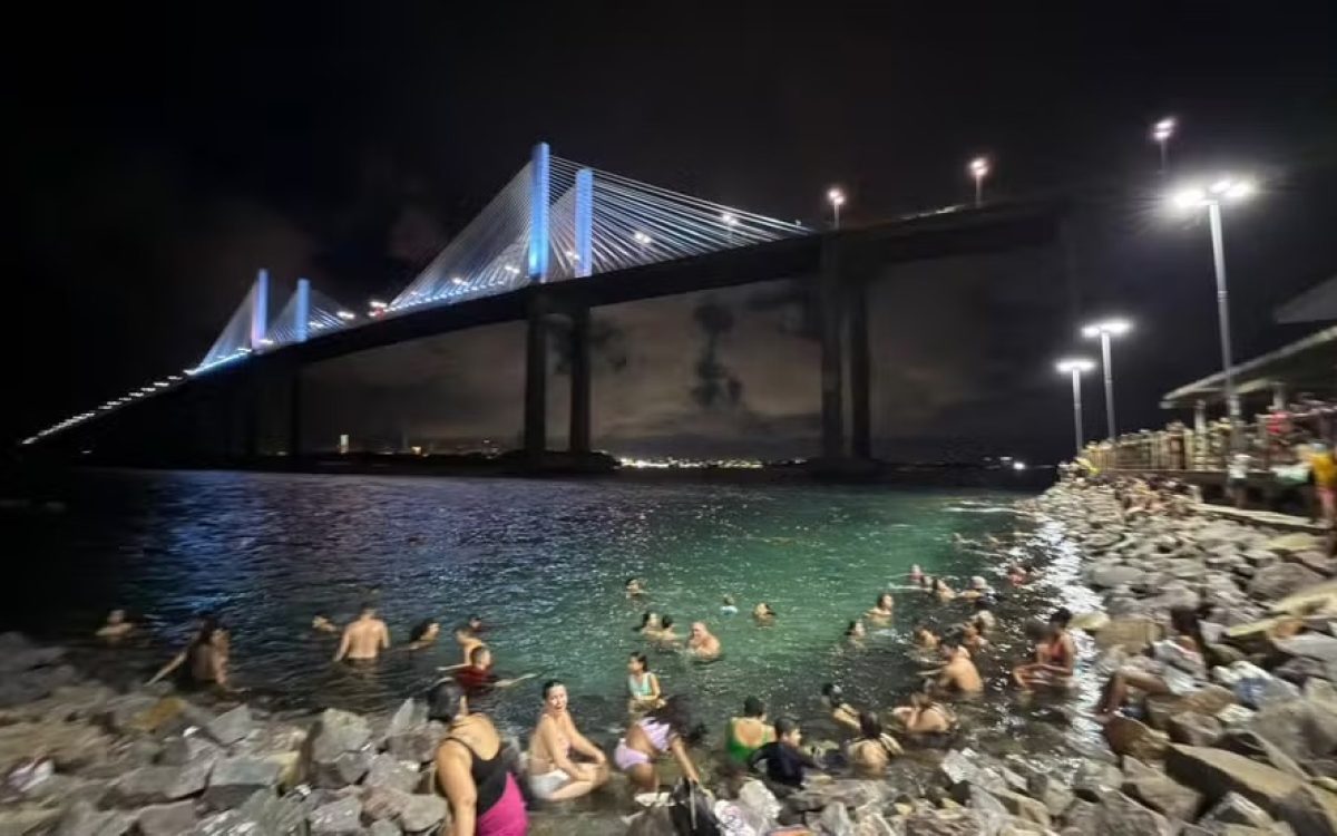 Frequentadores denunciam fezes e forte odor durante banho noturno na Praia da Redinha