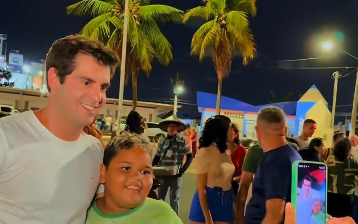 Robson Carvalho tem recepção calorosa