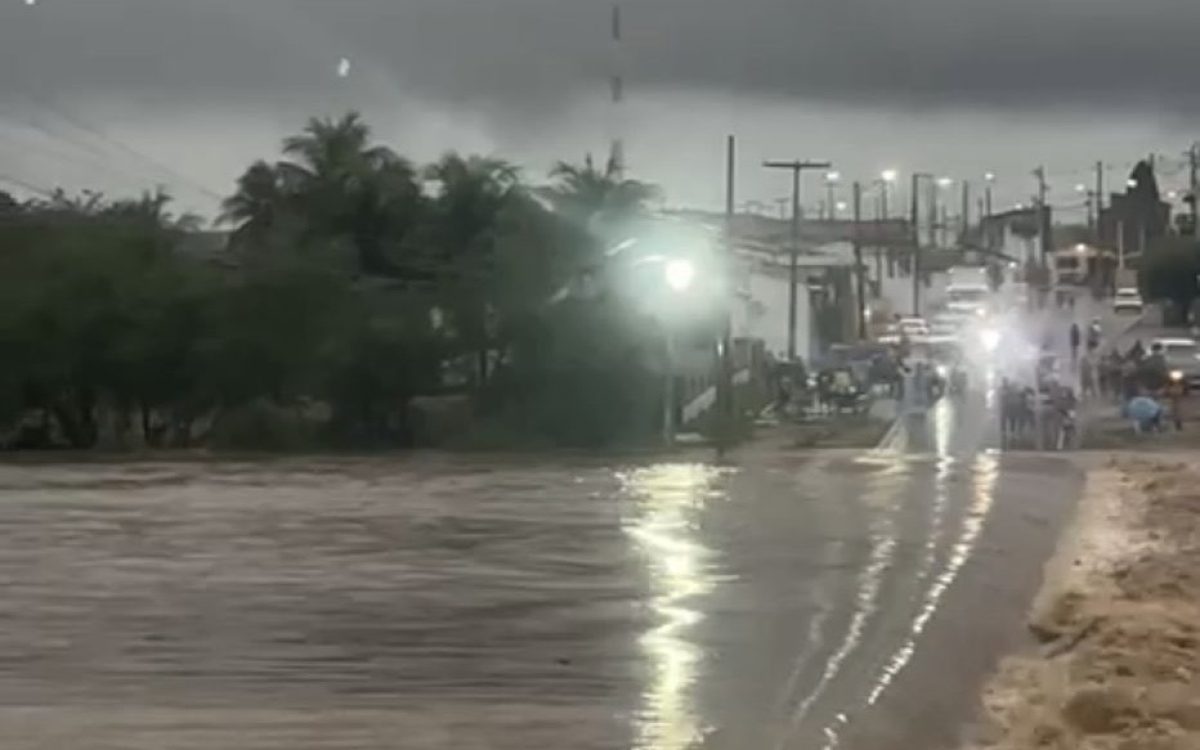 Enchente bloqueia pista em Lajes do Cabugi