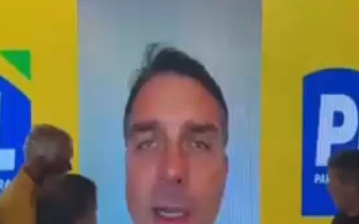 Flávio Bolsonaro fala durante anuncio de Álvaro