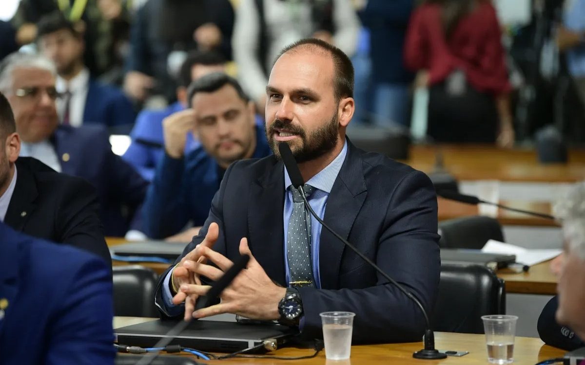 Hugo Motta afirma que Eduardo Bolsonaro já pode perder o mandato
