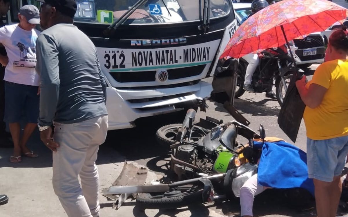 Moto uber morre após ser imprensado