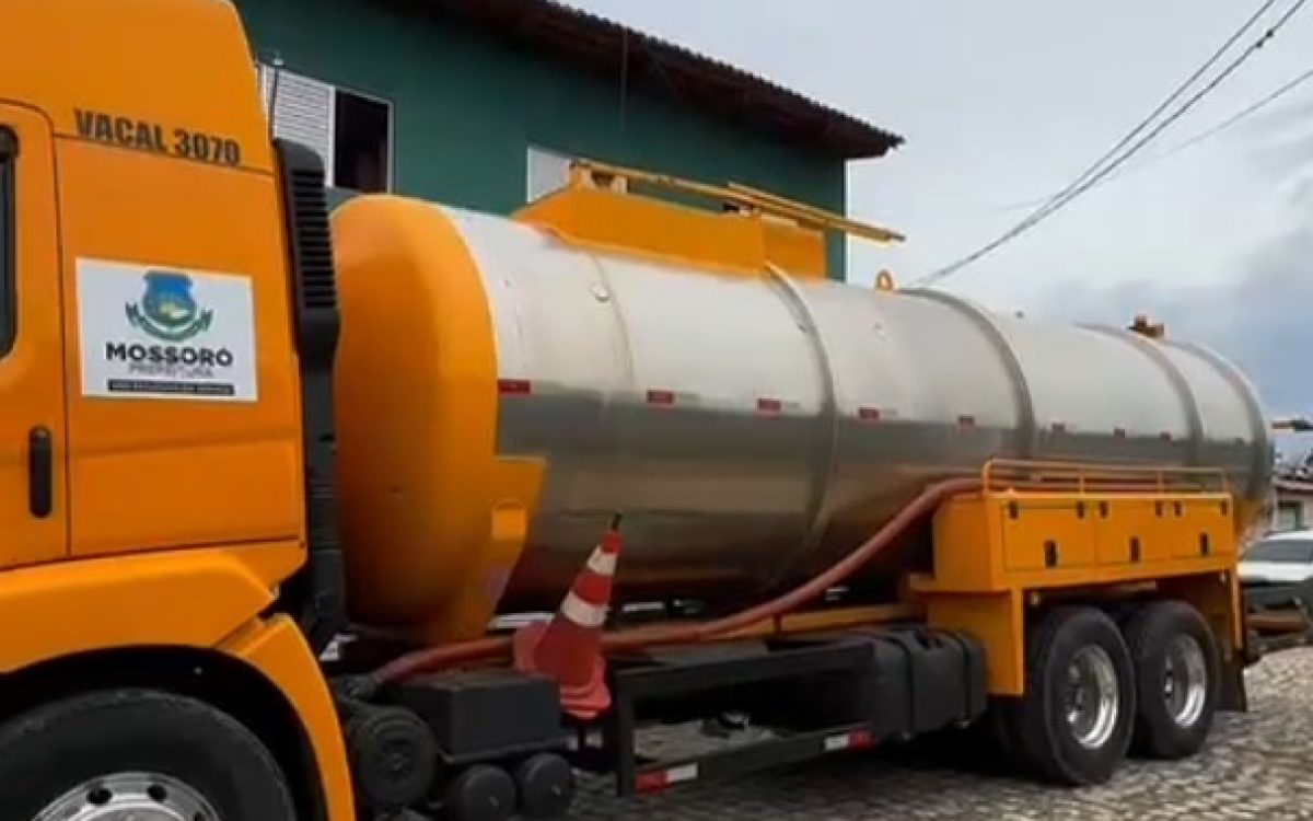 Caminhão hidrojato reforça limpeza da drenagem em Mossoró