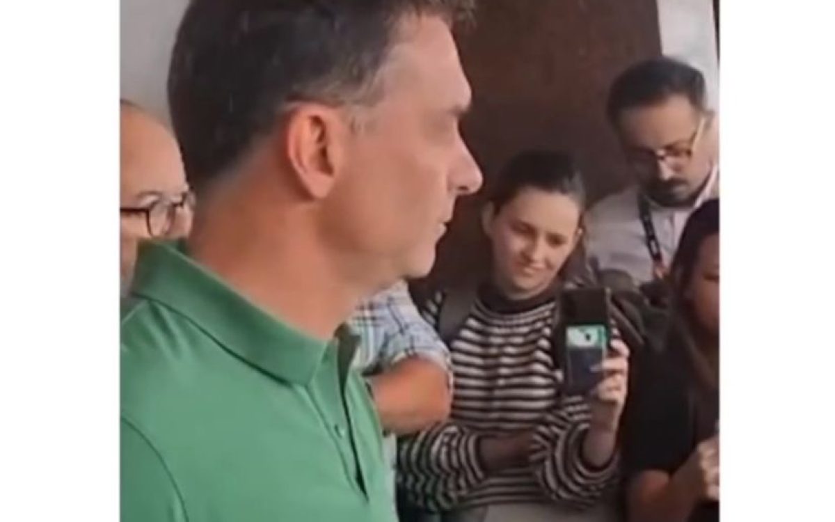 Flávio Bolsonaro fala em “preço” para desistir de candidatura