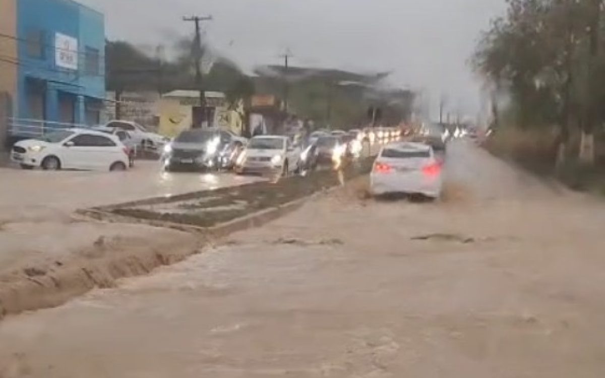 Chuva alaga a Avenida Olavo Montenegro