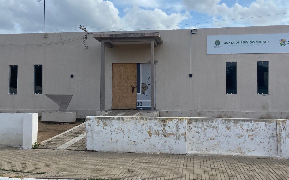 Porta de compensado na Junta Militar revolta moradores em Pedro Avelino