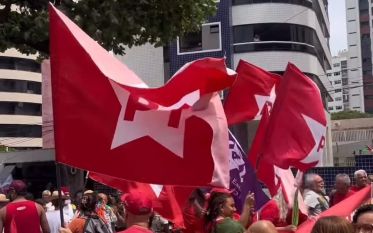 PT faz movimentação na hora do tradicional Desfile Cívico