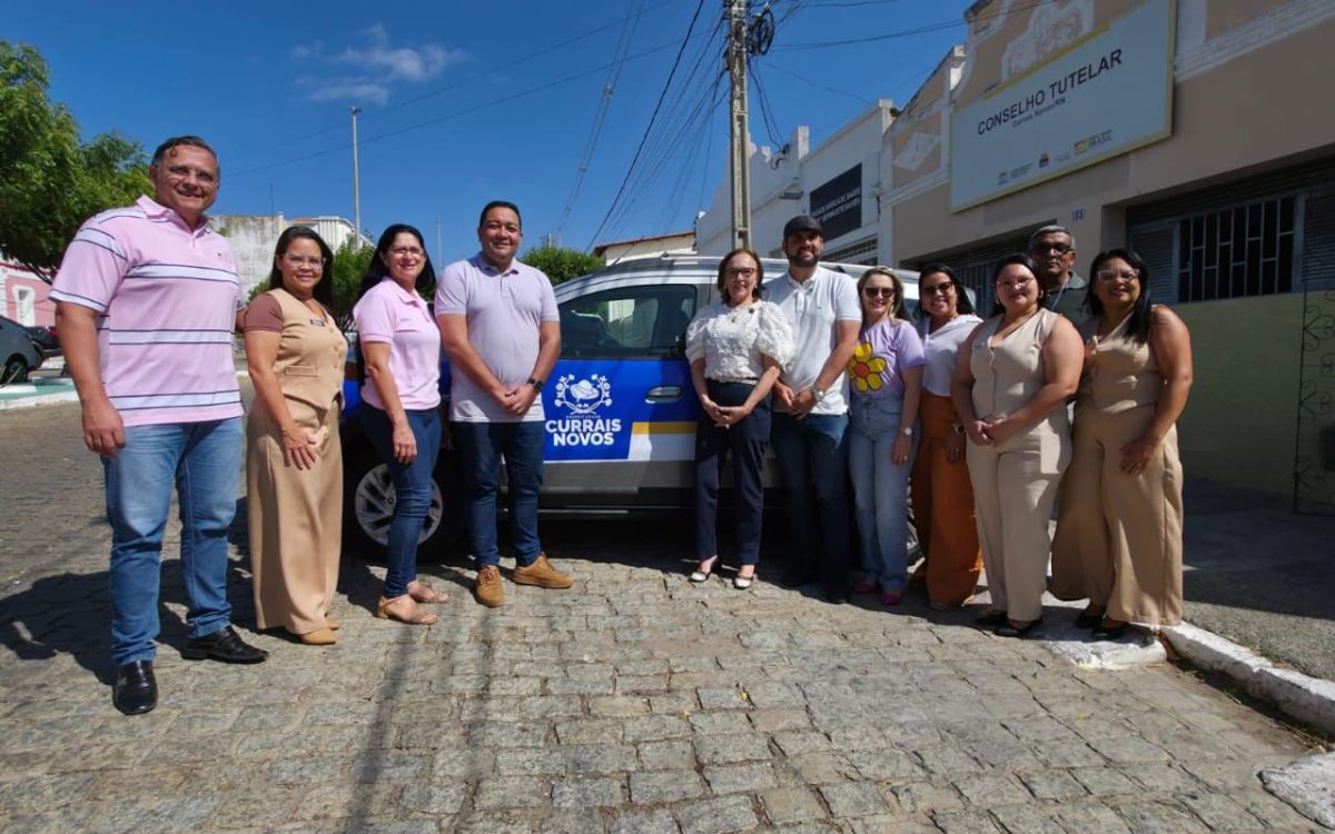Zenaide fortalece Rede de Proteção Social com entrega de veículo em Currais Novos