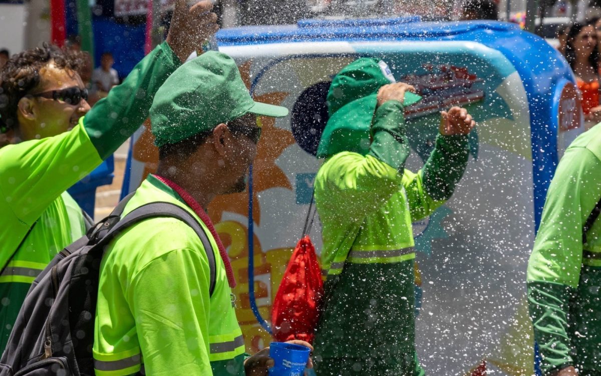 Garis desfilam no Bloco dos Vassourinhas e reforçam importância da limpeza urbana