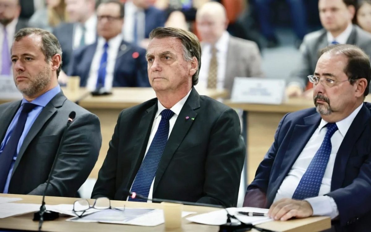 Julgamento de Bolsonaro é retomado com voto de Moraes