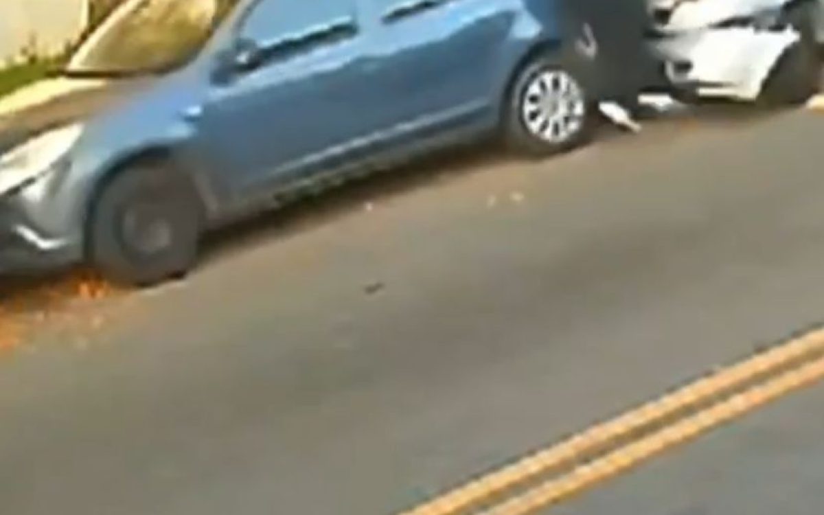 Mulher é atropelada ao descer do carro