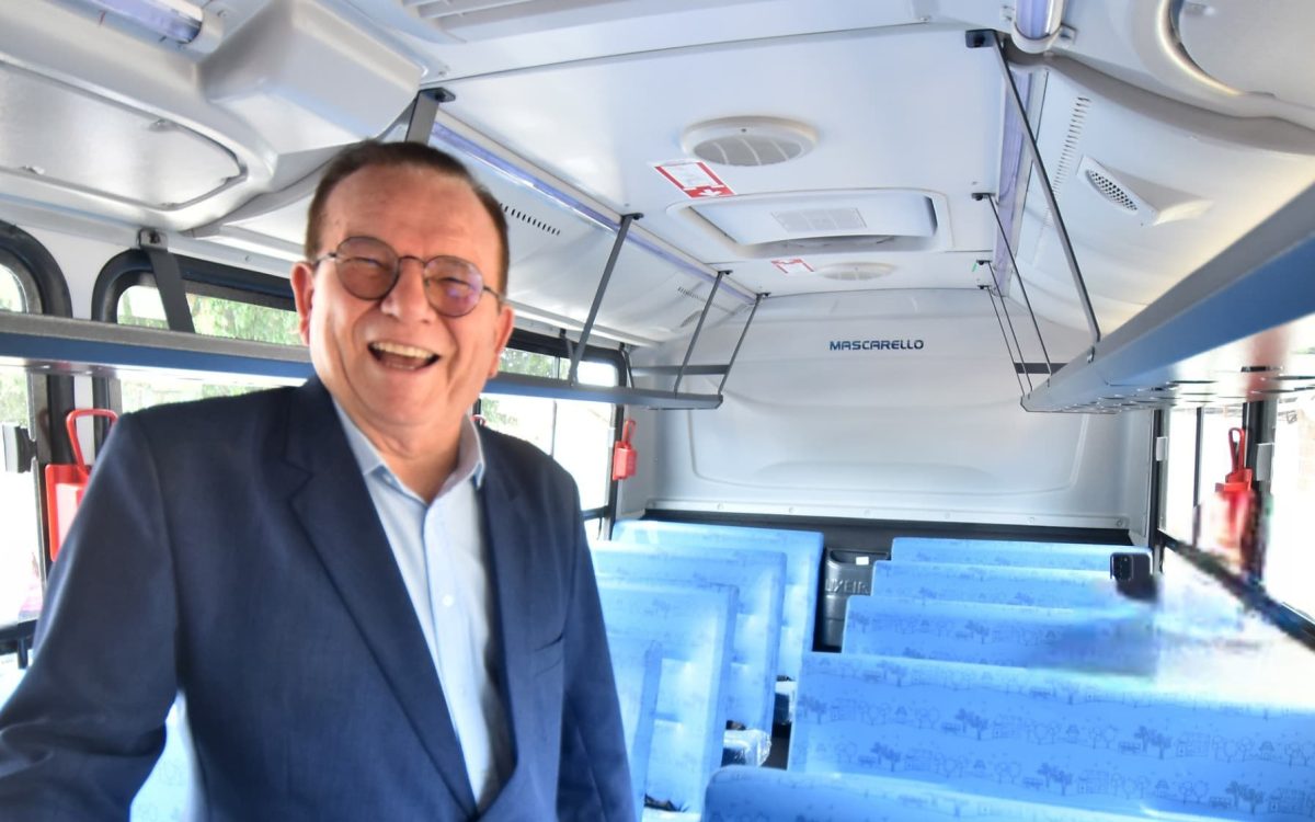 Prefeitura de São Gonçalo entrega novo ônibus escolar