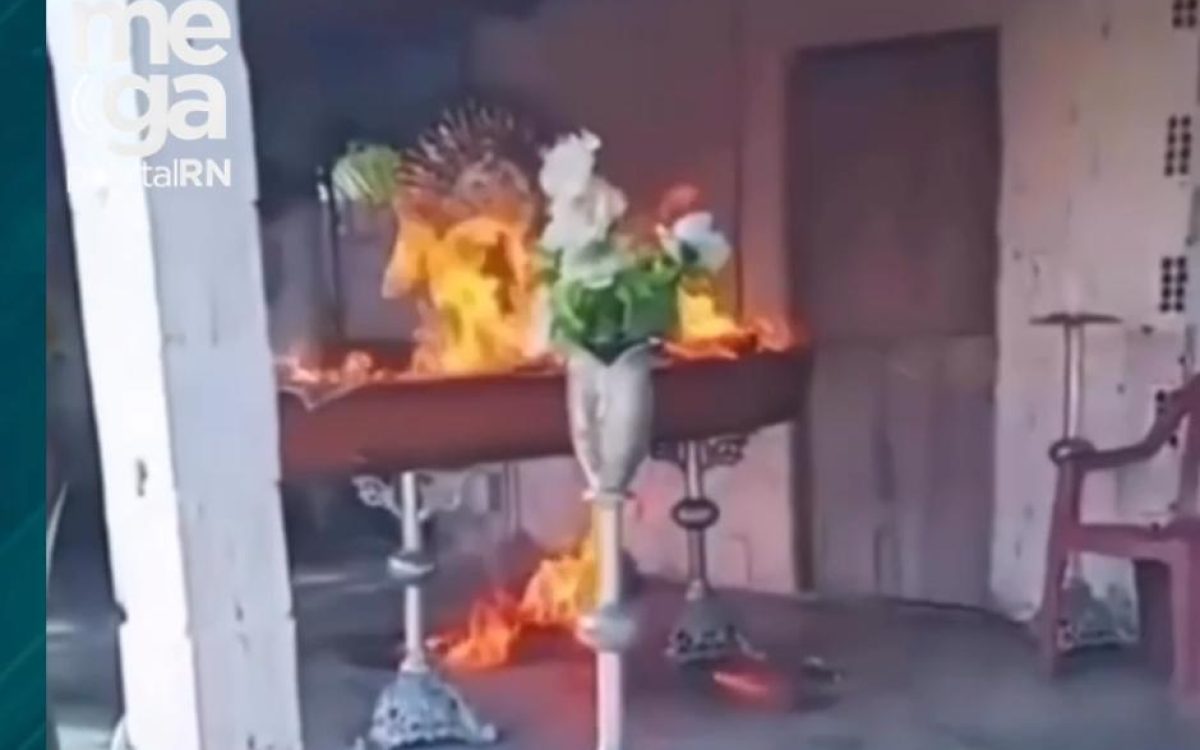Bandidos incendeiam corpo em velório