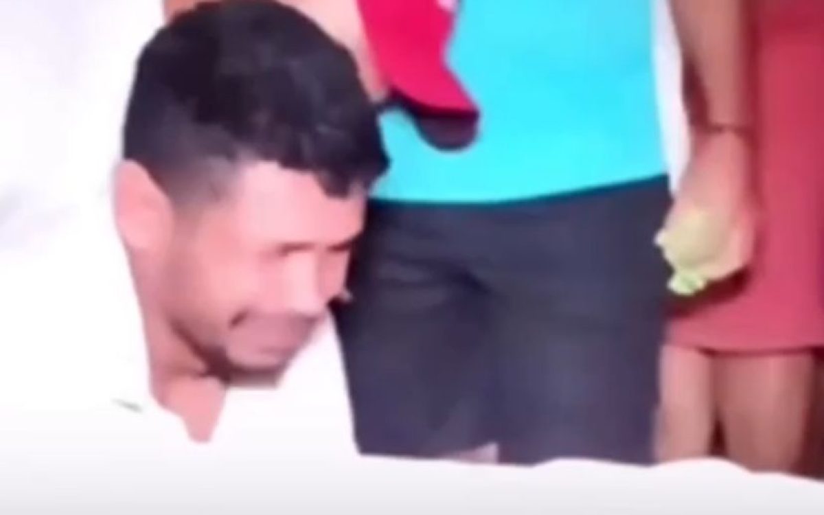 Pai se desespera durante velório da BB Ana Beatriz