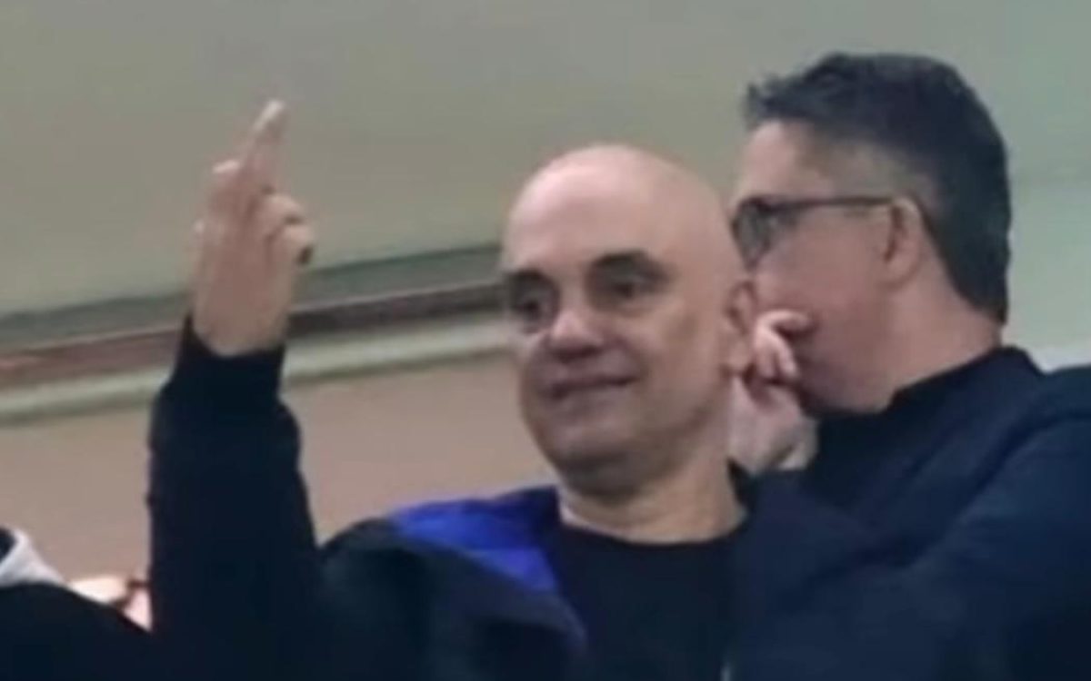 Ministr0 faz gesto obscen0 em estádio de futebol