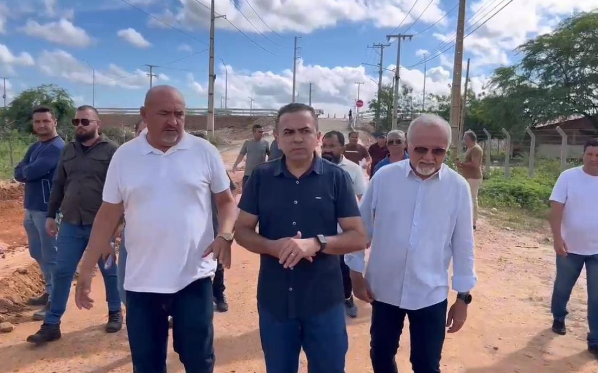 Prefeito Marcos Medeiros inicia obra de intertravado na rua Marechal Deodoro
