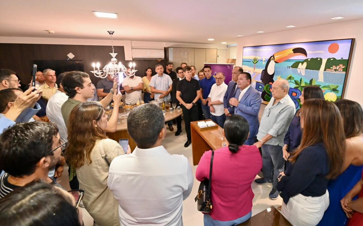 Pós Deputados Taveira Jr. e Cristiane Dantas além de vários pré-candidatos assinam ficha do PSDB