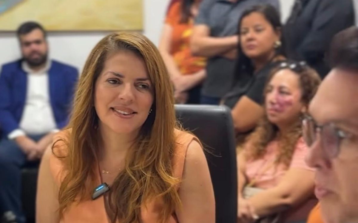 Nina reassume mandato na Câmara