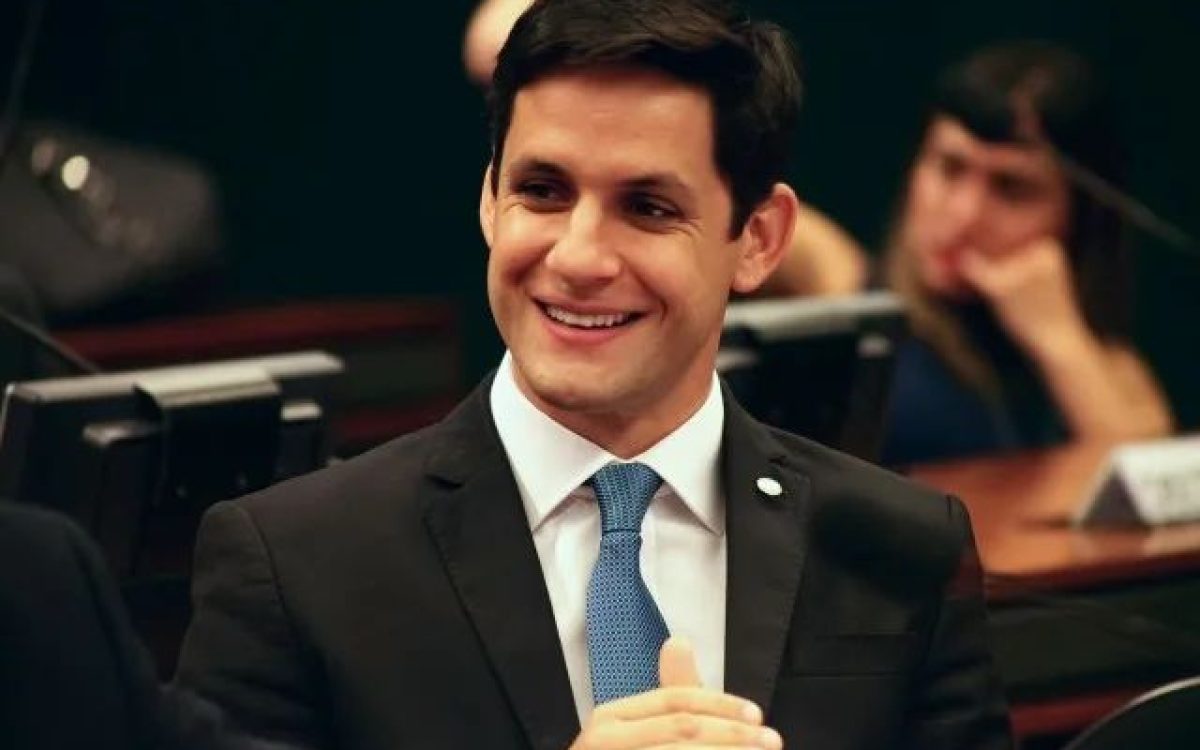 Rafael Motta sobe tom contra Rogério Marinho