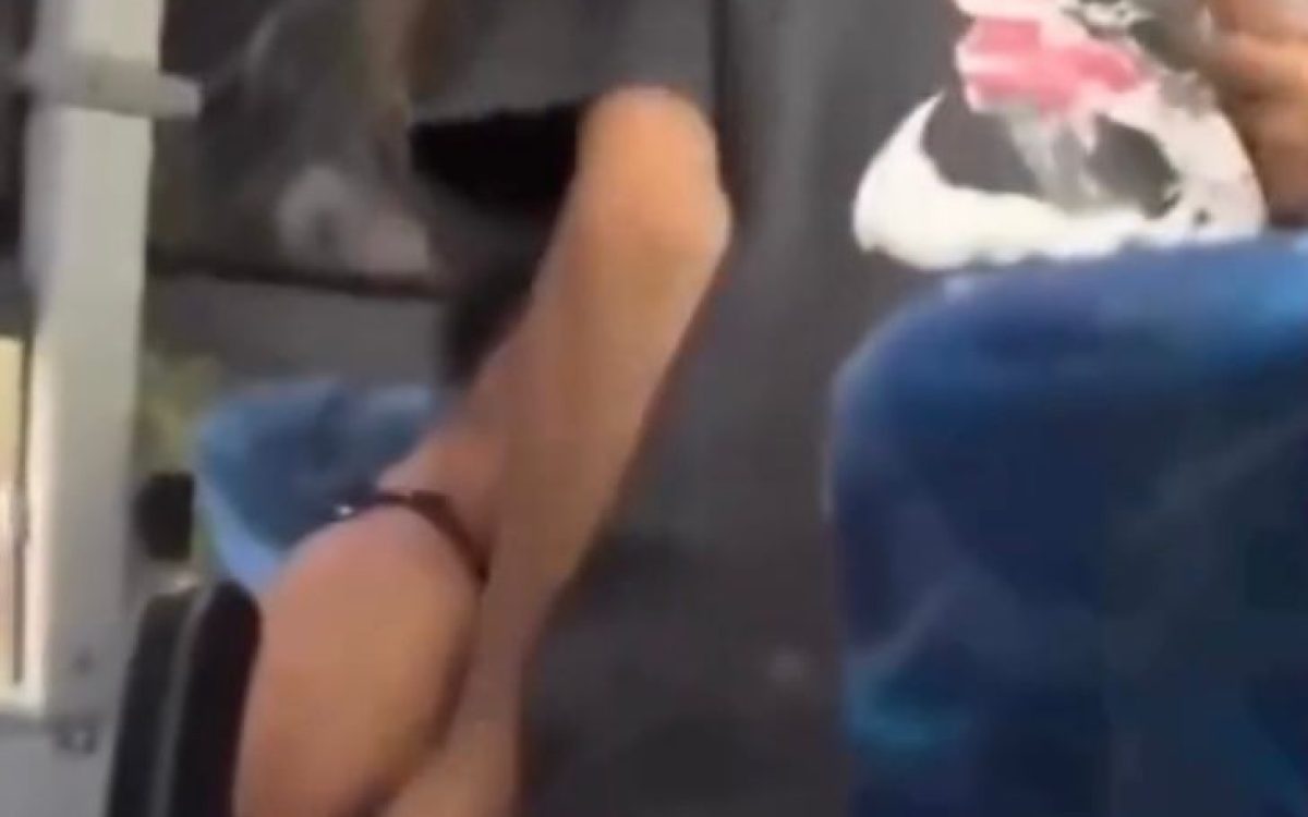 Criança morr3 após colocar parte do corpo para fora do ônibus