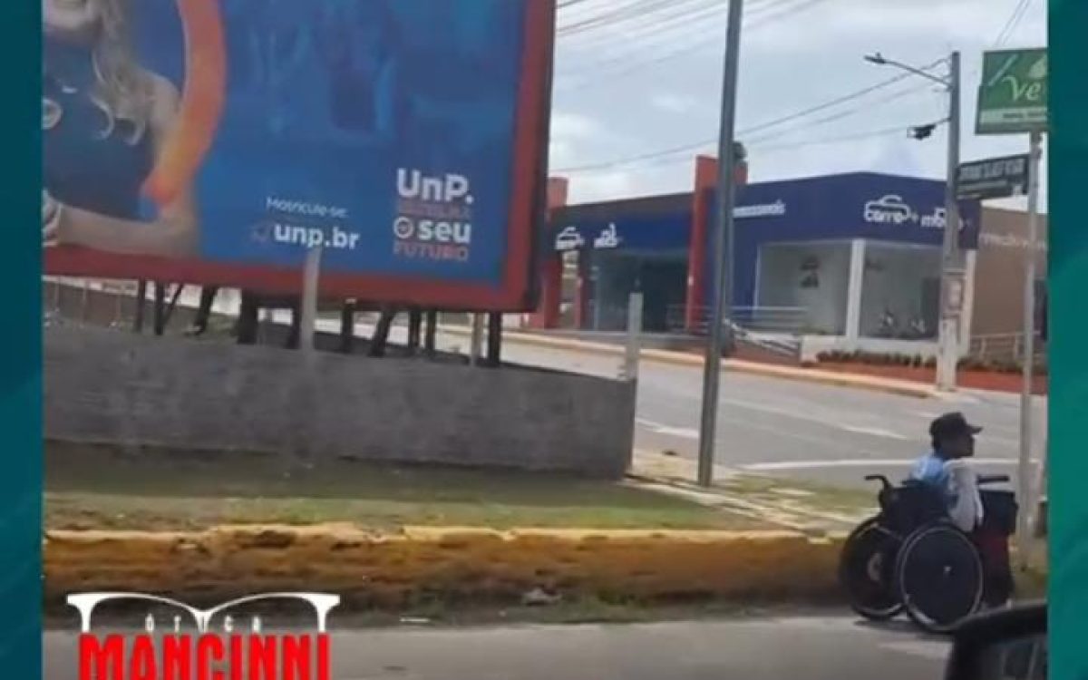 Homem em cadeira de rodas é flagrado vendendo doces em Mossoró