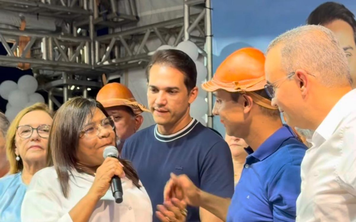 Multidão em Parnamirim com Nilda, Allyson, Zenaide e Kelps