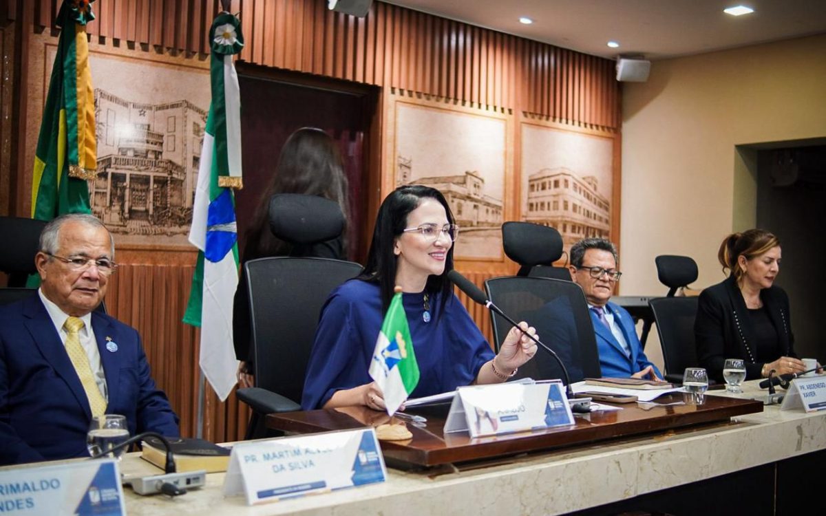 Camila faz tripla homenagem a lideranças da Assembleia de Deus em noite de festa na câmara