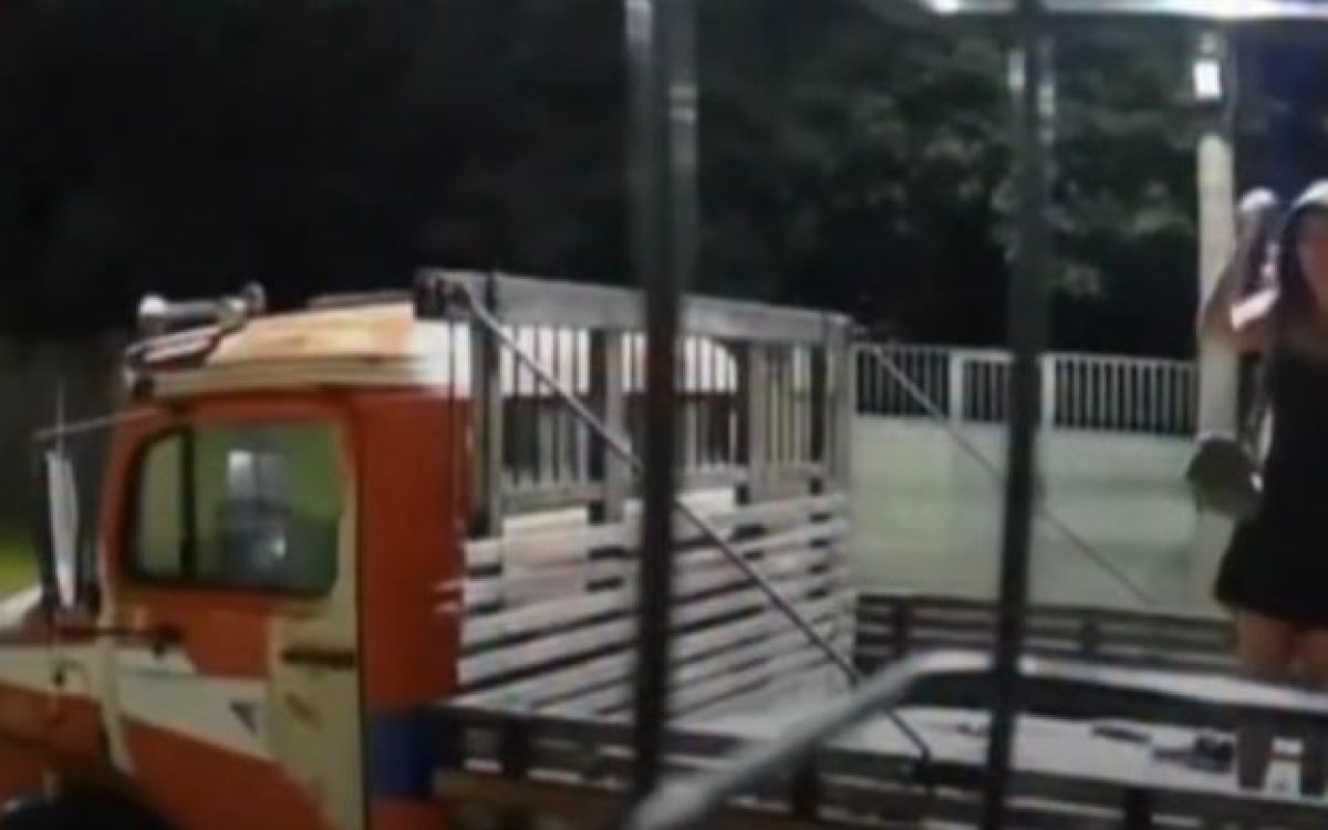 Mulher vive momento de pânico ao tentar se esconder de dois homens