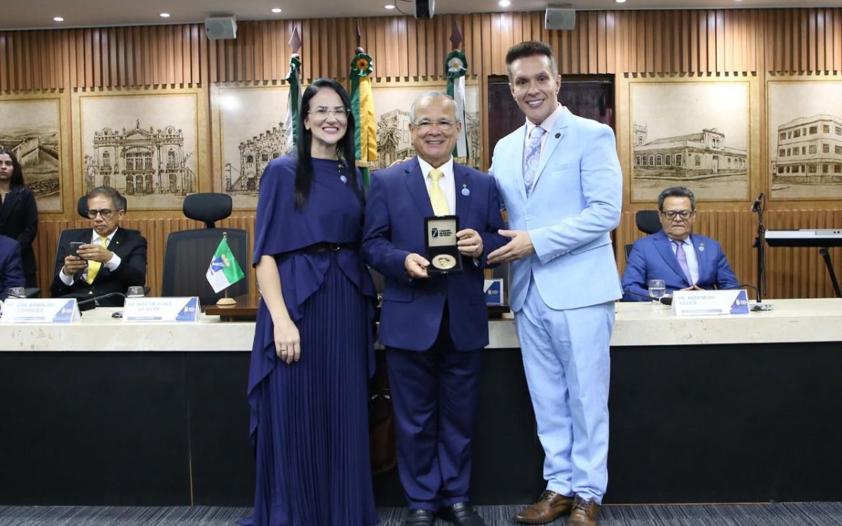 O Presidente Eriko Jácome é vereadora Camila Araújo realizam sessão solene em homenagem aos 108 anos da ladern