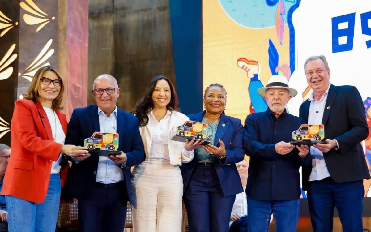 Prefeita Aize Bezerra recebe MovCEU das mãos do presidente Lula e garante equipamento cultural itinerante para João Câmara
