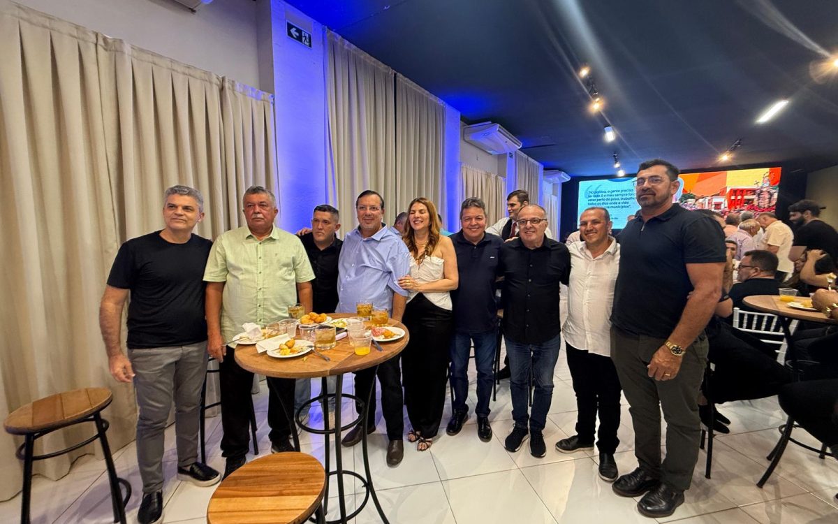Nina Souza recebe apoio de Tomba e grupo político durante festejos de Santa Rita em Santa Cruz