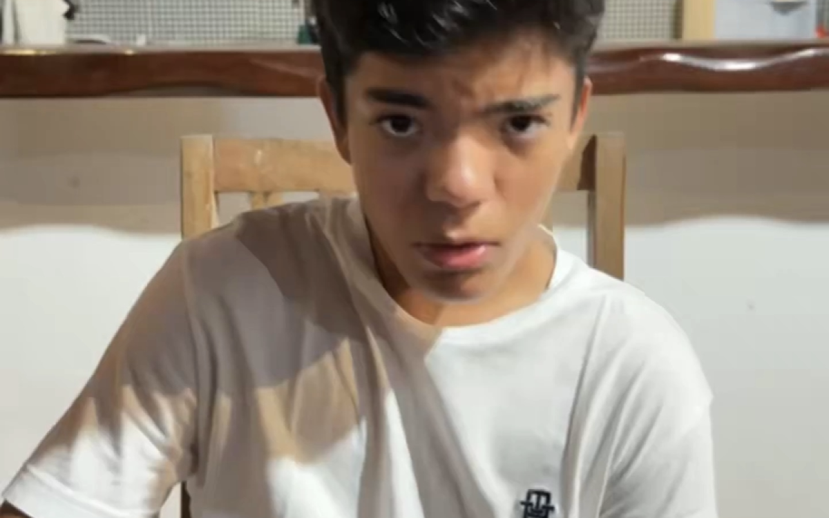 ‪Adolescente de 13 anos que foi pra formatura vestido de Hitl3r se pronuncia ‬