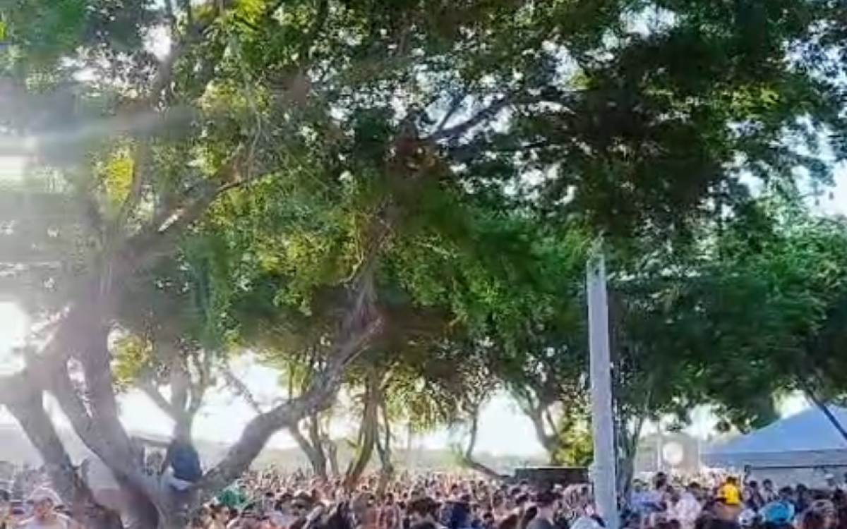 Tony Sales sacode a Avenida da Alegria neste momento e arrasta multidão no Carnaval de Natal